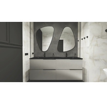 Modernes Badezimmer mit Doppelwaschtisch, zwei Spiegeln in unregelmäßiger Form und Armaturen
