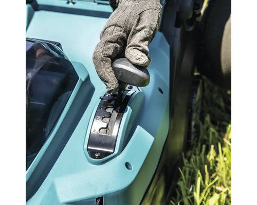 Hand mit Handschuh bedient den Geschwindigkeitsregler eines Rasenmähers.