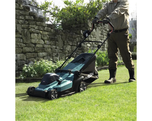 Person bedient Makita Rasenmäher im Garten