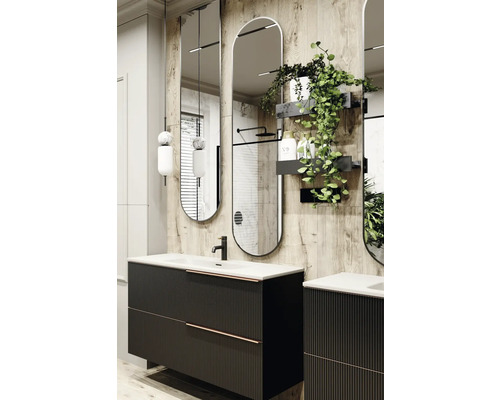 Modernes Badezimmer mit Waschtisch, Spiegel und Dekoration