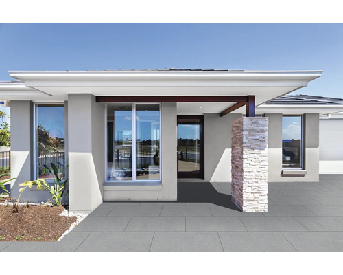 Vorderansicht eines modernen Hauses mit Steinsäule und großen Fenstern