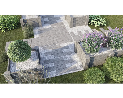 Gartengestaltung mit Holzweg, Kies und Pflanzen