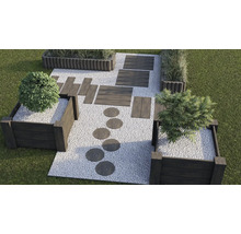Gestalteter Gartenbereich mit Hochbeeten, Kiesfläche und Trittplatten