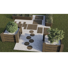 Gestalteter Gartenbereich mit Kies, Holzwegplatten und Pflanzkästen aus Holz.