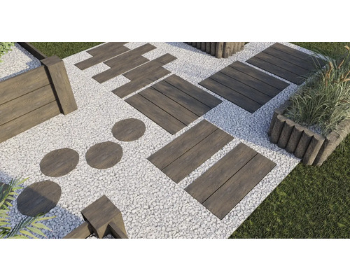 Gartenanlage mit Holzterrasse, Kies und Pflanzkübel