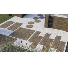 Gartenszene mit Kies, Holzwegplatten und Holzelementen