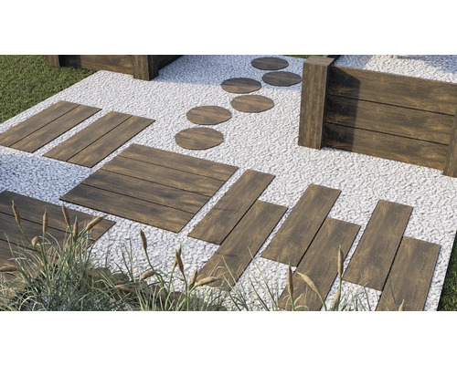 Gartenszene mit Kies, Holzwegplatten und Holzelementen