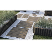Gartenweg mit Holzplatten und Kies