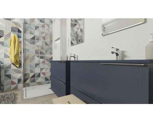 Badezimmer mit Dusche und Waschtischunterschrank
