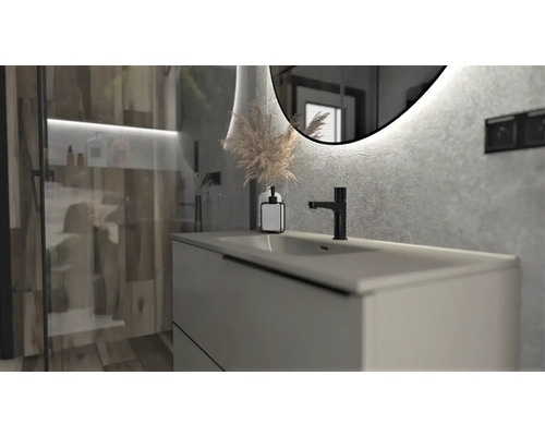 Modernes Badezimmer mit Waschtisch, Armatur, Spiegel und Dekoration