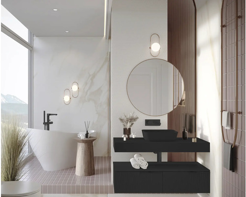 Modernes Badezimmer mit freistehender Badewanne, Waschtisch und Spiegel