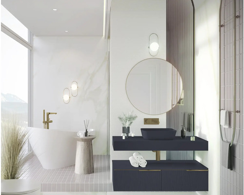 Helles Badezimmer mit Badewanne, Waschtisch mit Spiegel und Handtuchhalter