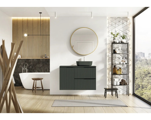 Modernes Badezimmer mit Waschtisch, Spiegel, Regal und freistehender Badewanne.