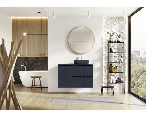 Modernes Badezimmer mit Waschtisch, Spiegel, Regal und Badewanne