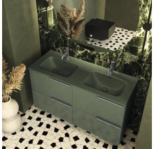 Badezimmer mit Doppelwaschtisch, Armaturen, Spiegel und Mosaikfliesen