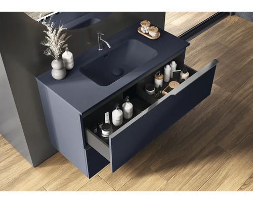 Badezimmer mit Waschtischunterschrank, Waschbecken und geöffneter Schublade
