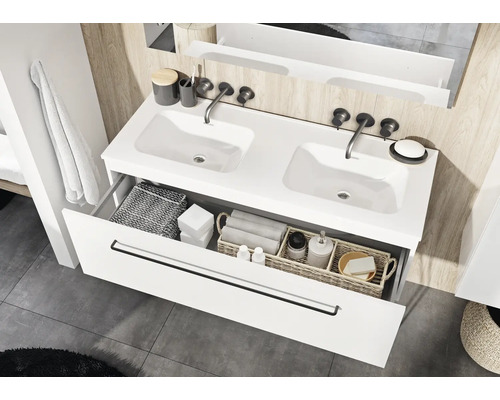 Badezimmer mit Doppelwaschtisch, Schublade und Ablageflächen für Badutensilien.