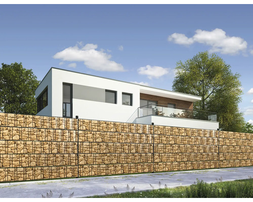 Gabionenwand vor einem modernen Haus mit Garten