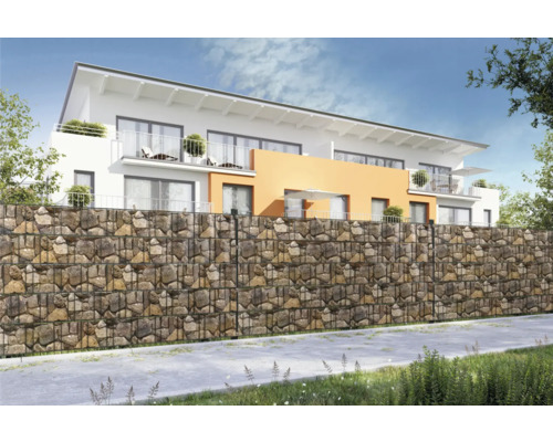 Gabionenwand als Grundstücksbegrenzung vor einem Wohnhaus