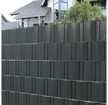 Sichtschutzzaun aus Kunststoff und Metall im Garten