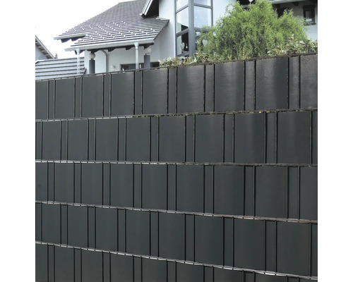 Sichtschutzzaun aus Kunststoff und Metall im Garten