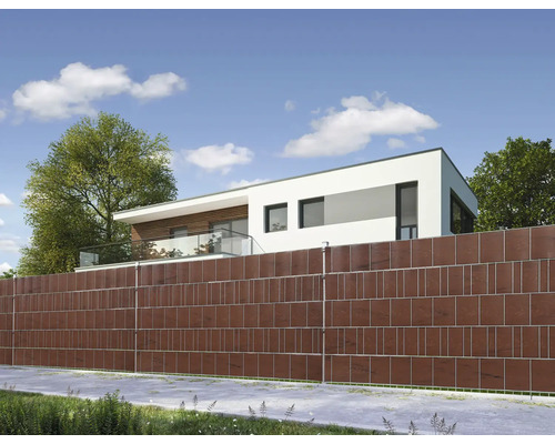 Gartenzaun aus Paneelen vor einem modernen Haus
