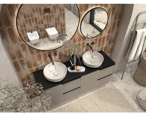 Badezimmer mit zwei Waschbecken, Spiegeln, Toilette und Bidet