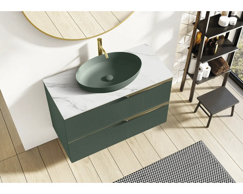 Badezimmer mit Waschtisch, Aufsatzwaschbecken, Armatur, Spiegel und Regal