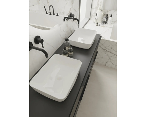 Helles Badezimmer mit zwei Aufsatzwaschbecken auf einer dunklen Waschtischplatte und Armaturen