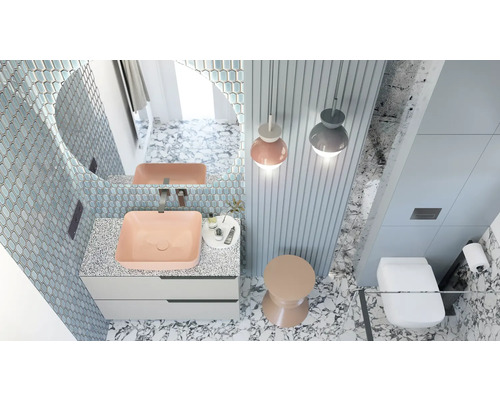 Helles Badezimmer mit Waschbecken, Spiegel, Toilette und Beleuchtung.