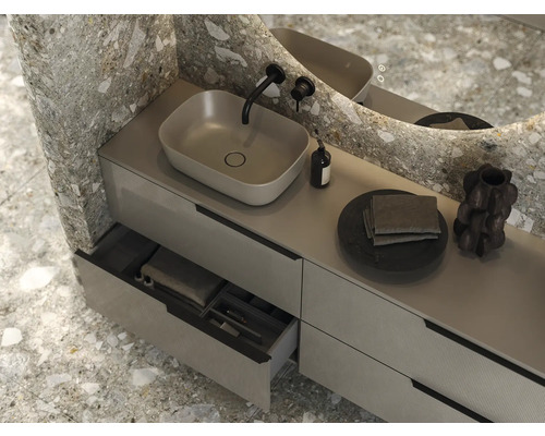 Badezimmer mit Waschtisch, Becken, Spiegel und Schubladen