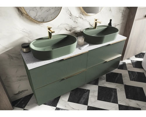 Badezimmer mit Doppelwaschbecken, Unterschrank, Armaturen und Spiegel