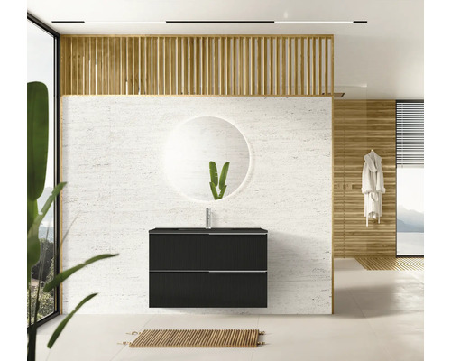 Modernes Badezimmer mit Waschbeckenunterschrank, Spiegel und Holzelementen