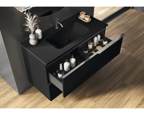 Schwarzer Waschtischunterschrank mit offenem Schubfach im Badezimmer