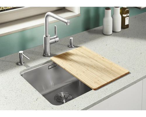 Spüle mit Armatur, Seifenspender und Schneidebrett aus Bambus