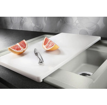 Küchenszene mit Spüle, Schneidebrett, Messer und Grapefruit