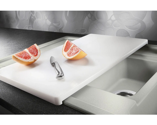 Küchenszene mit Spüle, Schneidebrett, Messer und Grapefruit