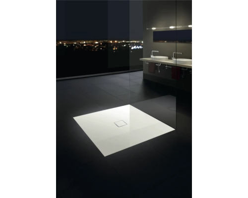 Quadratische Duschwanne im Badezimmer mit Doppelwaschbecken und Blick auf die Stadt bei Nacht.