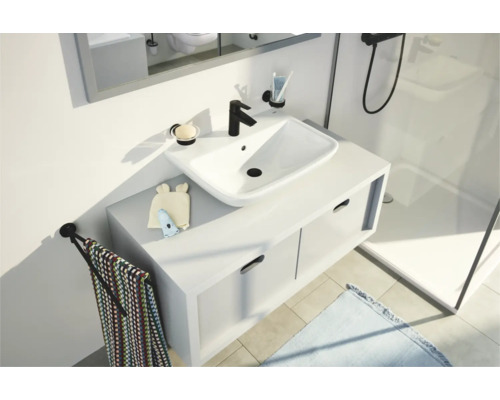 Modernes Badezimmer mit Waschbecken, Unterschrank und Handtuchhalter.
