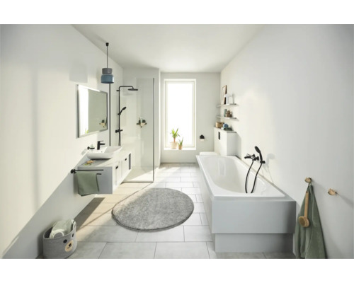 Helles Badezimmer mit Dusche, Waschbecken, Spiegel, Badewanne und Fenster