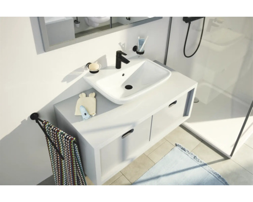 Modernes Badezimmer mit Waschbecken, Unterschrank und Accessoires