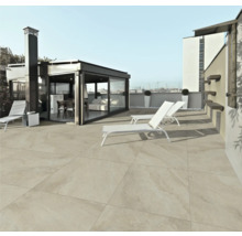 Terrasse mit Fliesen, Liegen und Pavillon