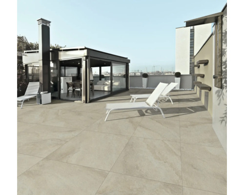 Terrasse mit Fliesen, Liegen und Pavillon