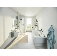 Helles Badezimmer mit Dusche, Badewanne, Waschtisch und Handtuch