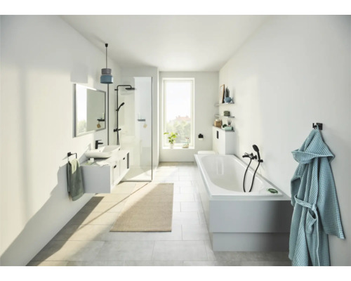 Helles Badezimmer mit Dusche, Badewanne, Waschtisch und Handtuch