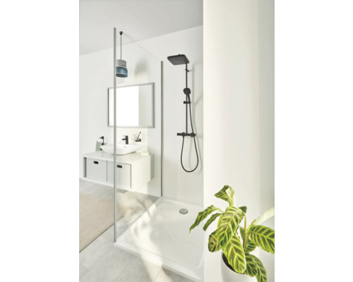 Helles Badezimmer mit Duschkabine, Aufsatzwaschbecken und schwarzer Duscharmatur