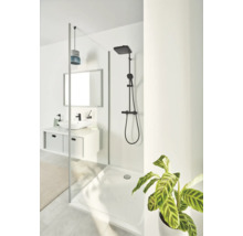 Badezimmer mit Duschkabine, Waschbeckenunterschrank, Spiegel und Regendusche