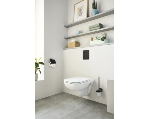 Modernes Badezimmer mit Hänge-WC, Spülkasten und Wandregalen