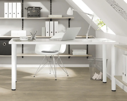 Arbeitszimmer mit weißem Schreibtisch, Regal und Büroutensilien