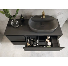 Aufsicht eines Badezimmerschranks mit Becken, Armatur und geöffneter Schublade mit Badutensilien.